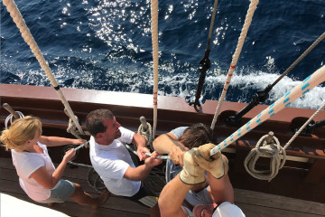 Florette guests hoisting sail 2